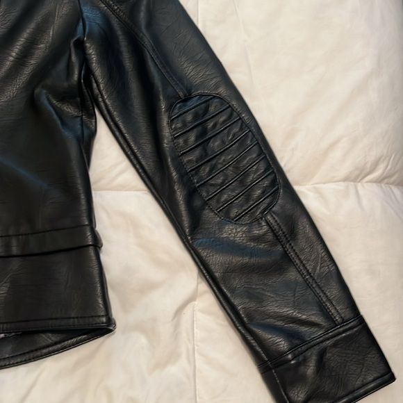 Black leather Guess jacket with white fur collar… - Picture 6 of 7